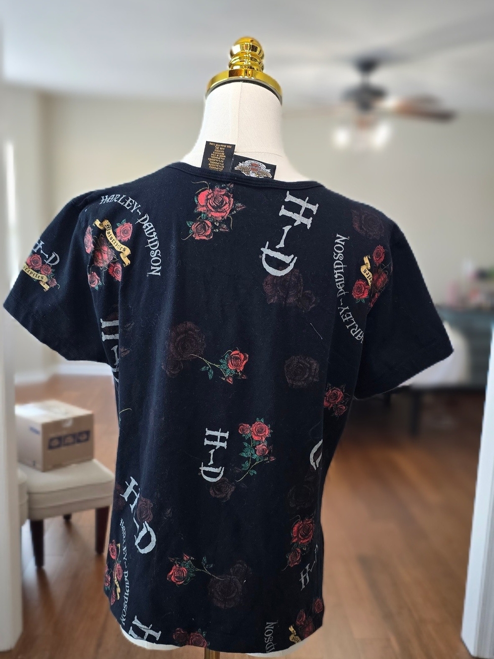 Harley-Davidson Black Tee with Red Rose Graphic - Picture 5 of 7